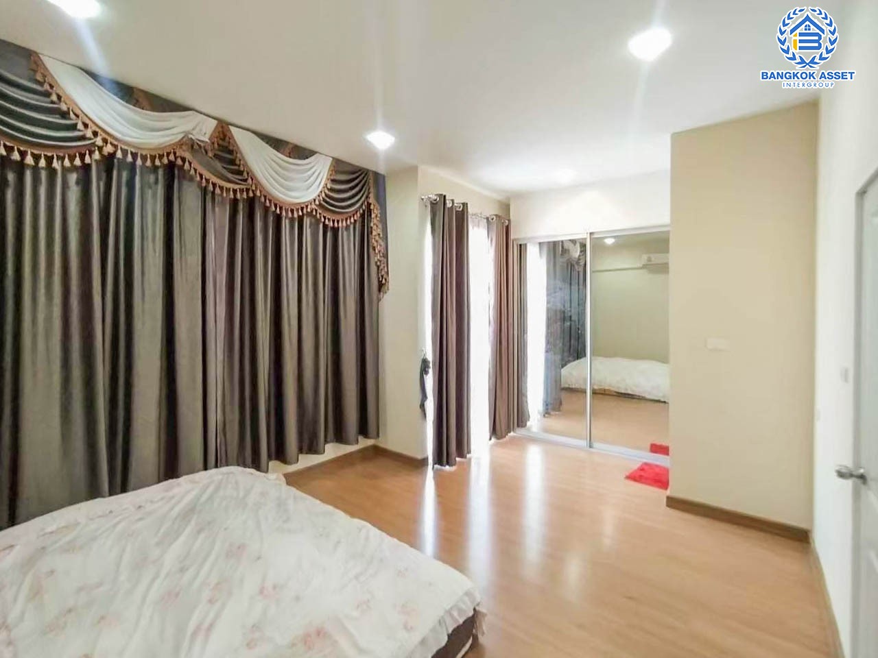 *****ทาวน์เฮ้าส์มือสองนนทบุรี ม.โกลเด้นทาวน์ ปิ่นเกล้า-จรัญสนิทวงศ์ ตอบโจทย์ทุกครอบครัว ด้วยฟังก์ชัน 4 ห้องนอน 3 ห้องน้ำ 2 ที่จอดรถ เนื้อที่ 24.1 ตร.ว. พร้อมห้องเอนกประสงค์ชั้นล่าง เดินทางสะดวกบนทำเลดีที่สุด เข้า-ออกหลายเส้นทาง ใกล้ จุดขึ้นทางด่วน ศรีรัช, สายรถไฟฟ้าสถานีบางบำหรุ และสถานีบางอ้อ